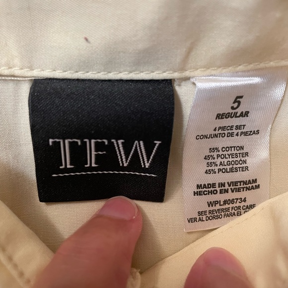 Boys buttons down shirt - size 5 - Picture 3 of 3